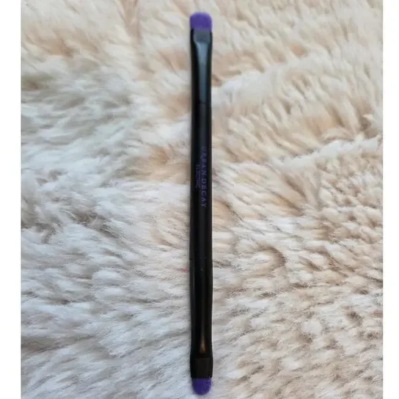 Urban Decay Electric Eyeshadow dual end brush - Picture 3 of 3